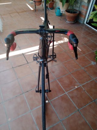 Bicicleta de carretera negra
