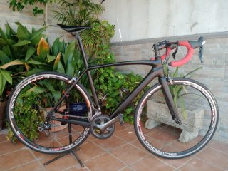 Bicicleta de carretera negra