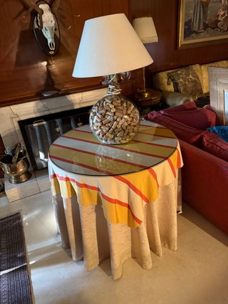 Mesa camilla cristal y faldas de tela y lampara