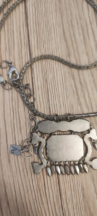 Collana Ayalabar mai indossata