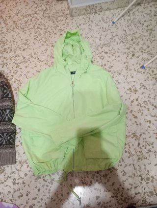 Cortavientos verde con capucha