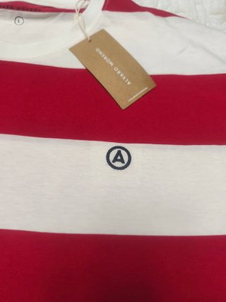 Camiseta de rayas rojas y blancas