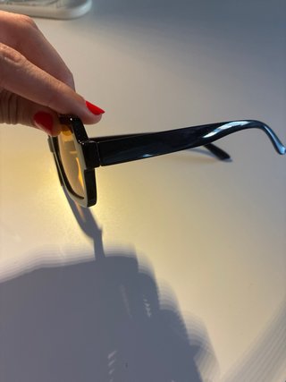 Gafas de sol negras con lentes naranjas