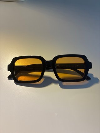 Gafas de sol negras con lentes naranjas
