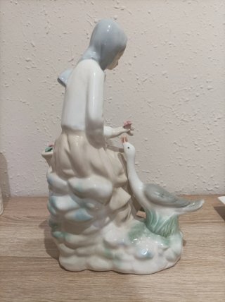 Figura porcelana niña y ganso