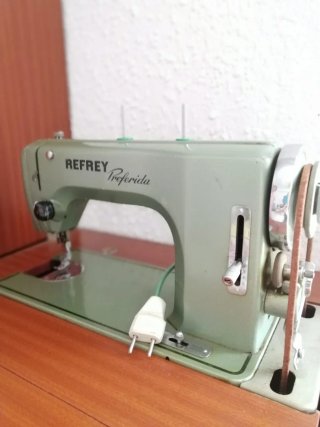 Máquina de coser Refrey