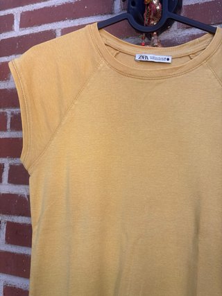 Camiseta Zara amarilla manga corta