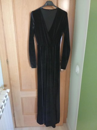 Vestido largo negro de terciopelo.