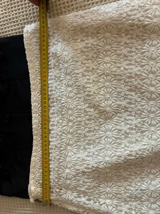 Falda encaje beige y top raso negro Amisu