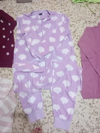Pijama morado con nubes blancas