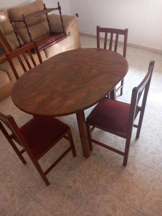 Mesa redonda de madera con 4 sillas