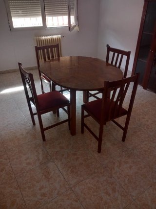 Mesa redonda de madera con 4 sillas