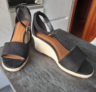 Sandalias con cuña de esparto negras.