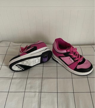 Zapatillas con ruedas rosas y negras