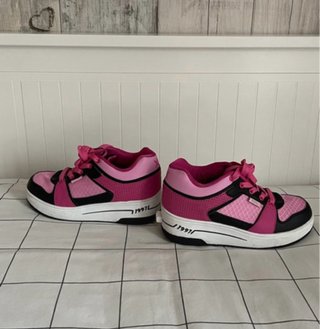 Zapatillas con ruedas rosas y negras