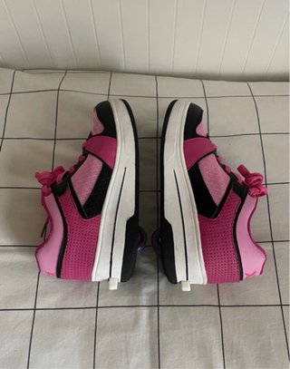 Zapatillas con ruedas rosas y negras