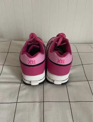 Zapatillas con ruedas rosas y negras