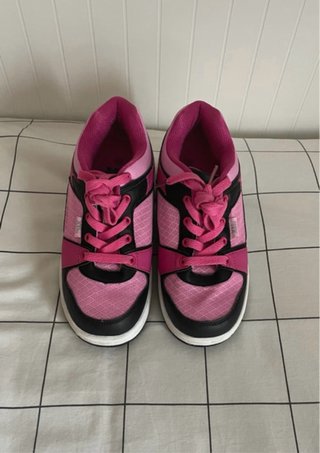 Zapatillas con ruedas rosas y negras