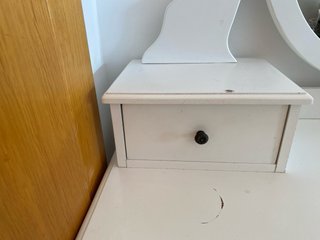 Tocador blanco con espejo y cajones