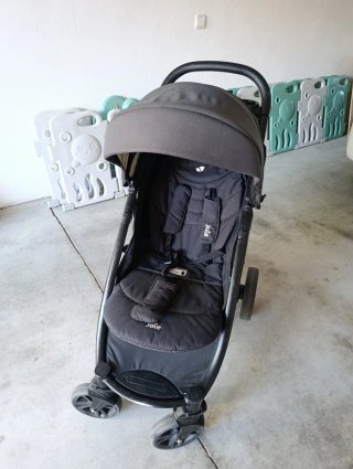 Silla de paseo Joie negra