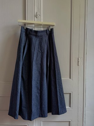 Falda larga con textura denim.