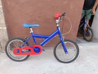 Bicicleta infantil azul y roja