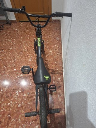 Bicicleta BMX 360 color verde con reposapiés