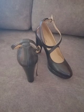 Zapatos Nero Giardini Tacón Negro Tira Tobillo.