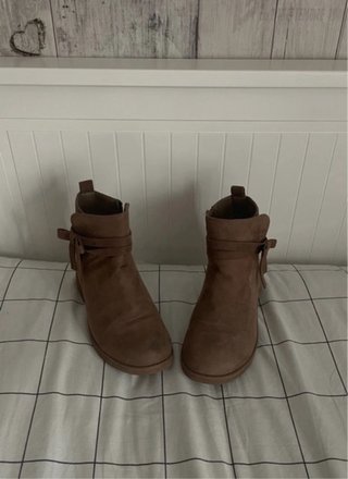 Botines bajos marrones
