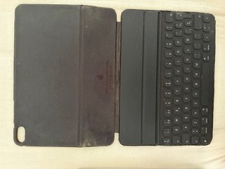 iPad Pro 11” 256 GB Wi‑Fi — con teclado y fundas