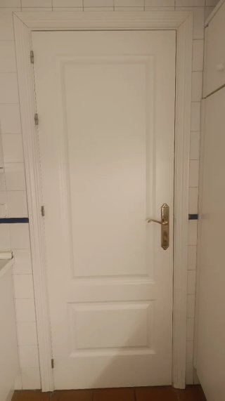 Puerta de madera lacada en blanco de interior