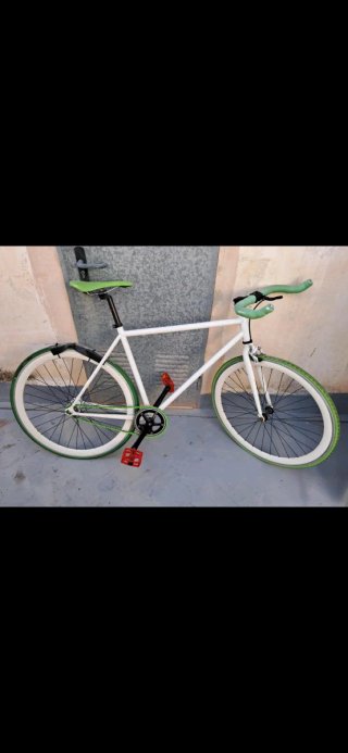 Bicicleta Fixie Blanca con Ruedas Verdes