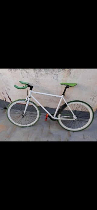 Bicicleta Fixie Blanca con Ruedas Verdes