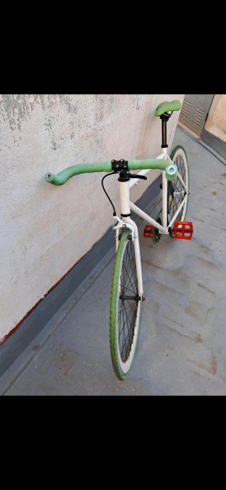 Bicicleta Fixie Blanca con Ruedas Verdes