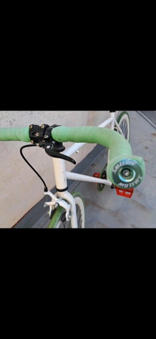 Bicicleta Fixie Blanca con Ruedas Verdes