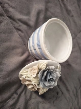 Joyero de porcelana con flores