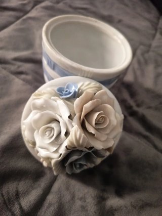 Joyero de porcelana con flores