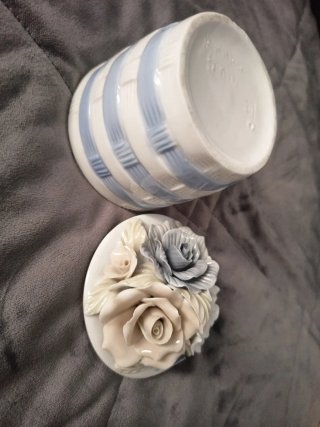 Joyero de porcelana con flores