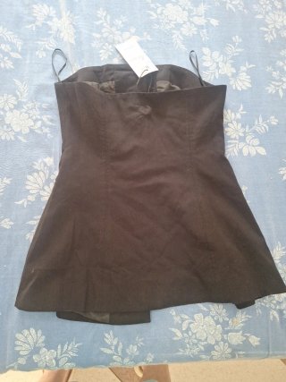 Falda negra con botones