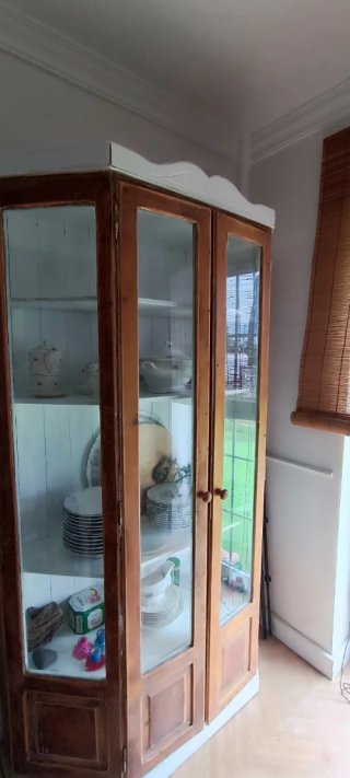 Vitrina de madera maciza con puertas de cristal