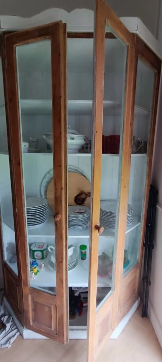Vitrina de madera maciza con puertas de cristal