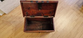 Arcón baúl madera con detalles metálicos