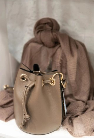 Bolso bombonera beige y gris