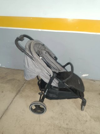 Carrito de bebé gris