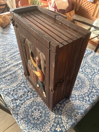 Caja libro madera tallada
