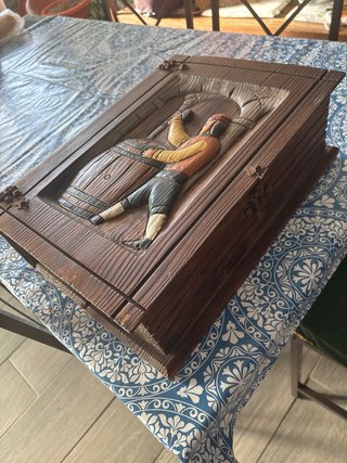 Caja libro madera tallada