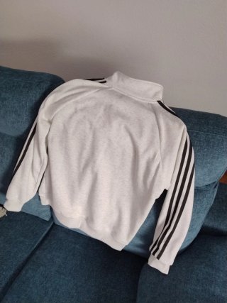 Sudadera Adidas cremallera blanca.Sin capucha