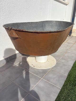 Antigua bañera de metal