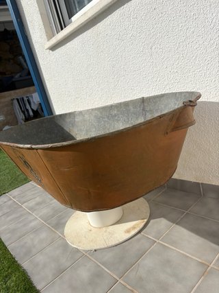 Antigua bañera de metal