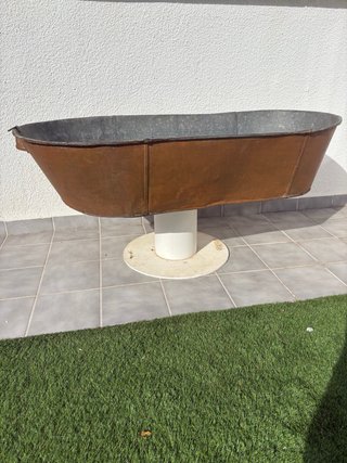 Antigua bañera de metal
